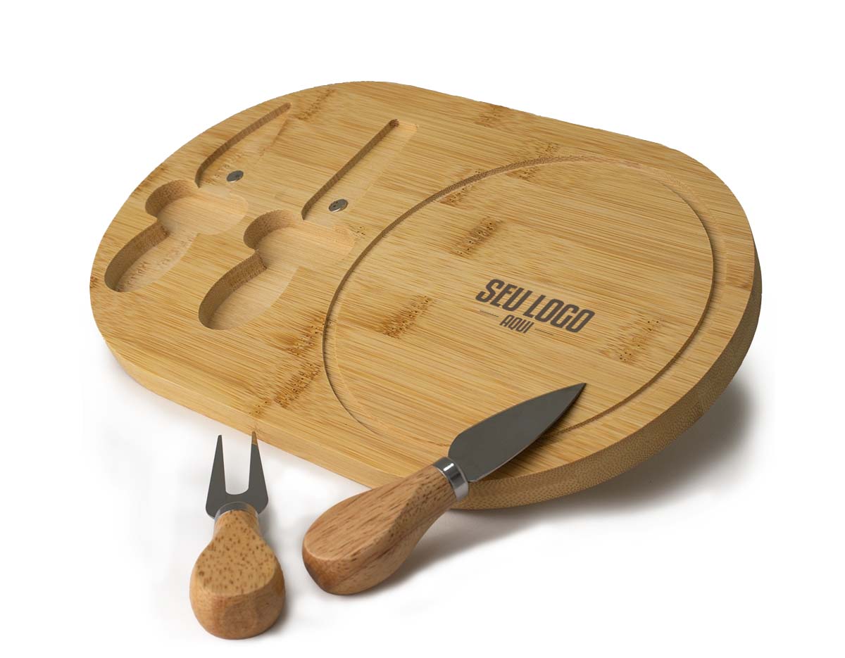 Kit queijo com 3 peças: tábua de bambu com canaleta, faca com ponta e garfo. A tábua possui ímã para encaixe e fixação dos utensílios, garantindo praticidade e organização no uso.