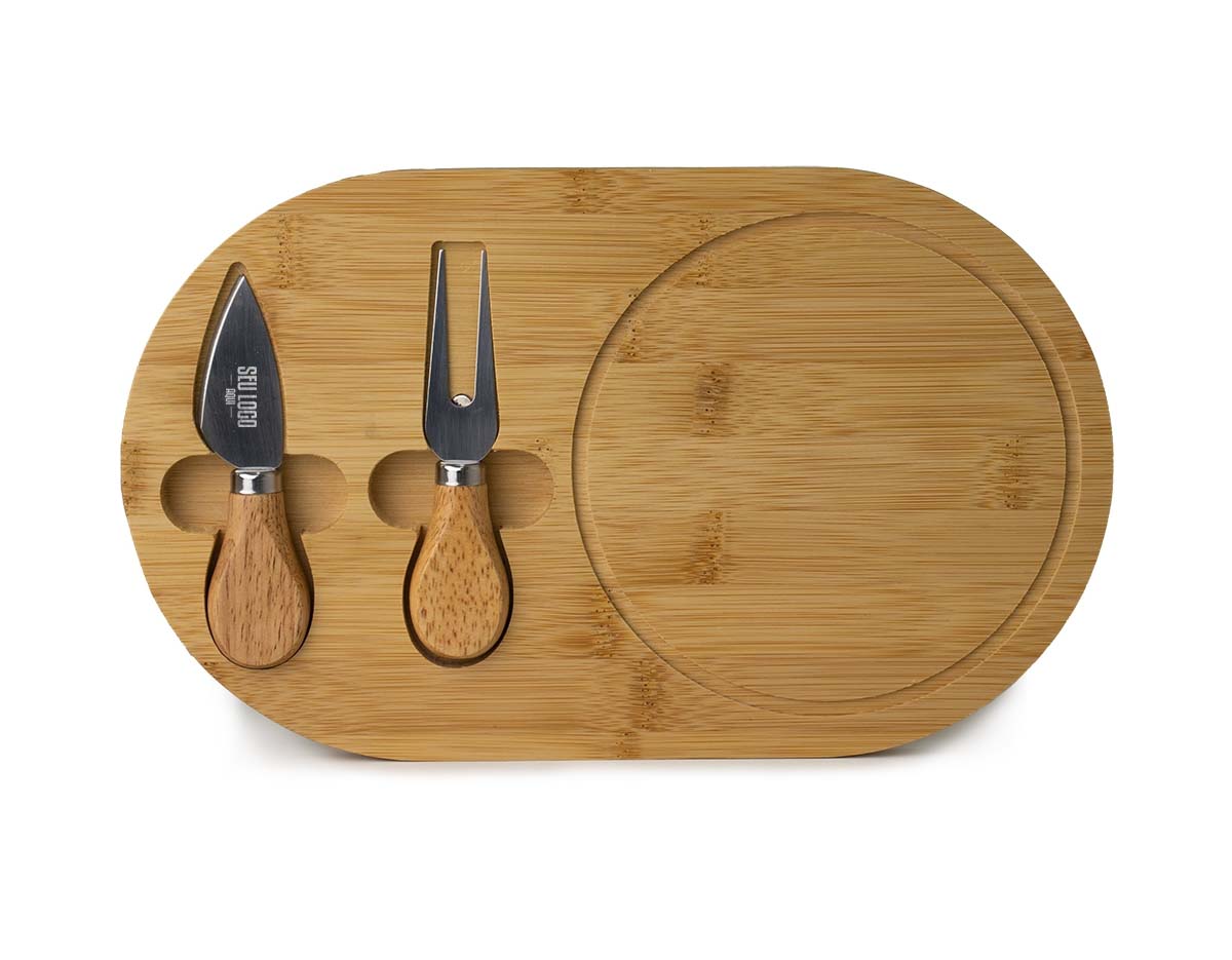 Kit queijo com 3 peças: tábua de bambu com canaleta, faca com ponta e garfo. A tábua possui ímã para encaixe e fixação dos utensílios, garantindo praticidade e organização no uso.
