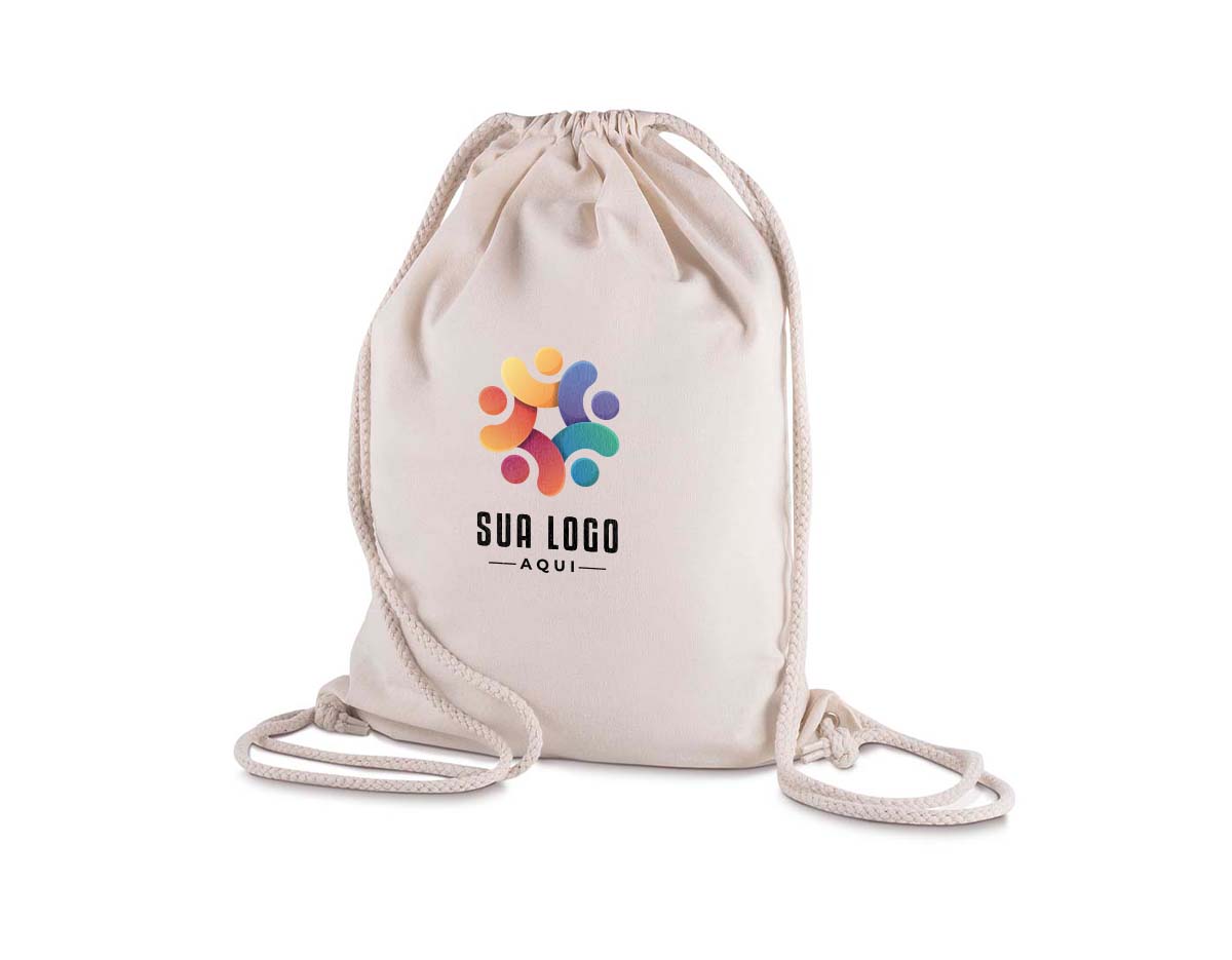 Sacola/mochila produzida em algodão 145g/m², material leve, resistente e sustentável. Possui alças ajustáveis que permitem uso tanto como sacola quanto como mochila, oferecendo praticidade no dia a dia. Ideal para eventos, feiras, ações promocionais ou uso pessoal, com excelente área para personalização da sua marca.