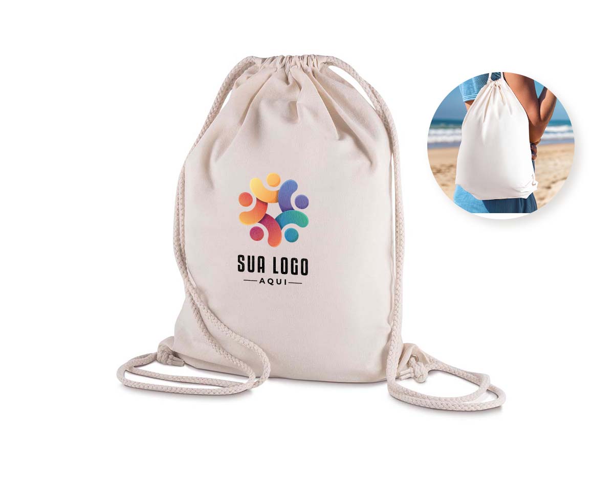 Sacola/mochila produzida em algodão 145g/m², material leve, resistente e sustentável. Possui alças ajustáveis que permitem uso tanto como sacola quanto como mochila, oferecendo praticidade no dia a dia. Ideal para eventos, feiras, ações promocionais ou uso pessoal, com excelente área para personalização da sua marca.