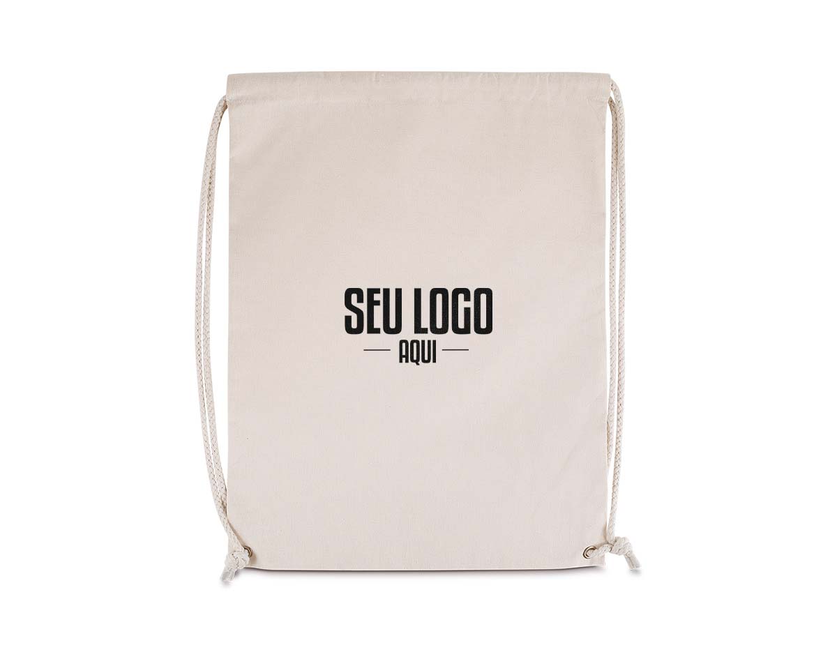Sacola/mochila produzida em algodão 145g/m², material leve, resistente e sustentável. Possui alças ajustáveis que permitem uso tanto como sacola quanto como mochila, oferecendo praticidade no dia a dia. Ideal para eventos, feiras, ações promocionais ou uso pessoal, com excelente área para personalização da sua marca.