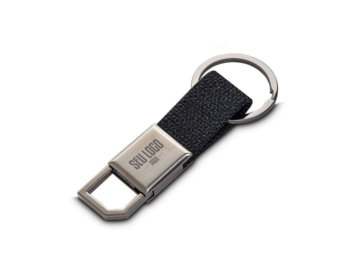 Chaveiro produzido em liga de zinco, ferro e PU, que combina resistência, durabilidade e um toque sofisticado. Ideal para uso diário ou como brinde corporativo, une funcionalidade e design elegante. Perfeito para divulgar sua marca de forma prática e com excelente acabamento.