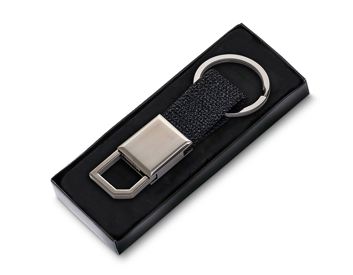 Chaveiro produzido em liga de zinco, ferro e PU, que combina resistência, durabilidade e um toque sofisticado. Ideal para uso diário ou como brinde corporativo, une funcionalidade e design elegante. Perfeito para divulgar sua marca de forma prática e com excelente acabamento.