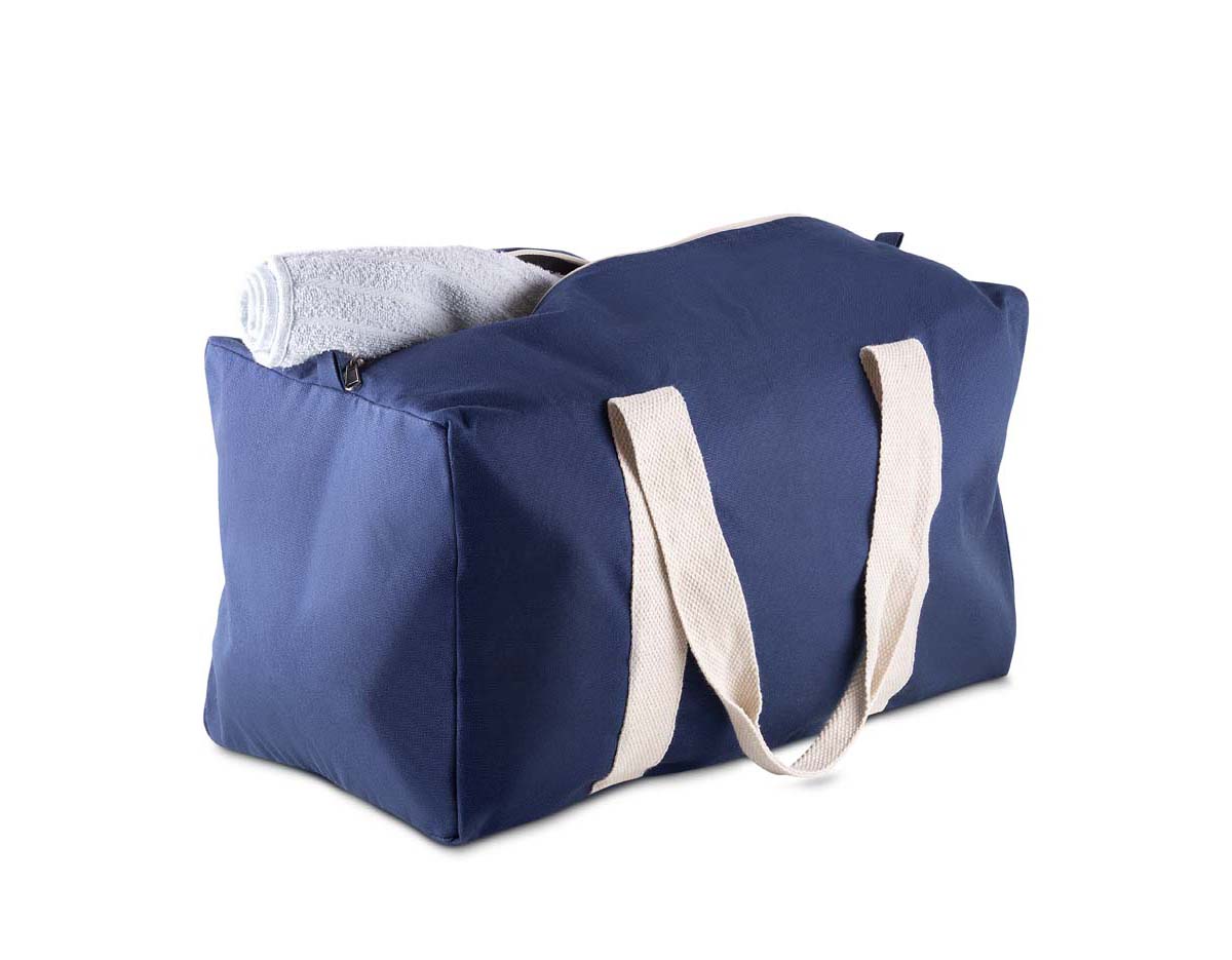Mala esportiva confeccionada em algodão reciclado, com gramatura de 300g/m² no exterior e 140g/m² no interior. Possui alça em algodão cru, que oferece conforto no transporte. Leve, resistente e sustentável, é ideal para academia, viagens curtas ou atividades do dia a dia. Perfeita como brinde ecológico e personalizado.