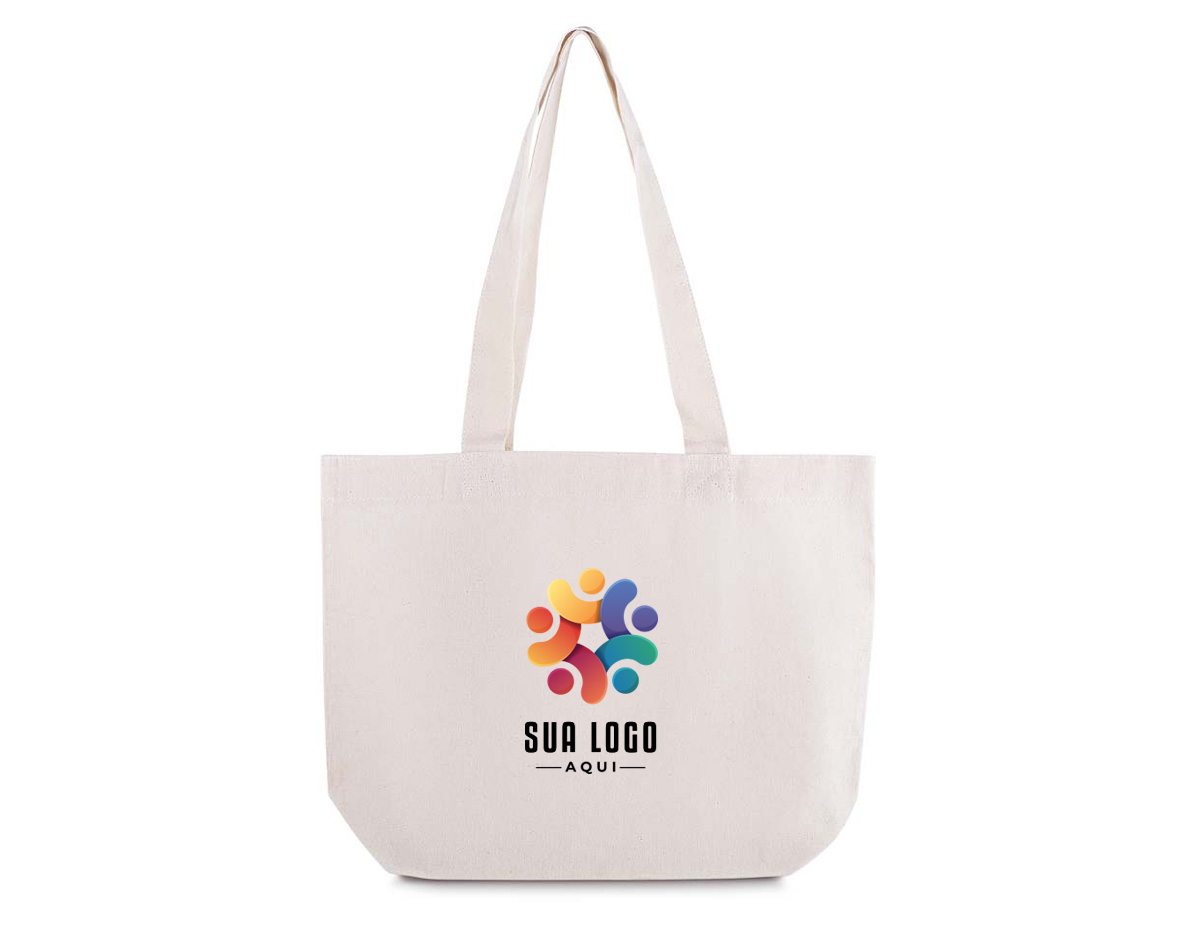 Sacola em algodão cru 120g/m², com base plana que oferece mais espaço e praticidade para transportar objetos. Leve, resistente e sustentável, é ideal para uso no dia a dia, compras, feiras e eventos. Excelente opção de brinde ecológico, com ampla área para personalização e divulgação da sua marca.