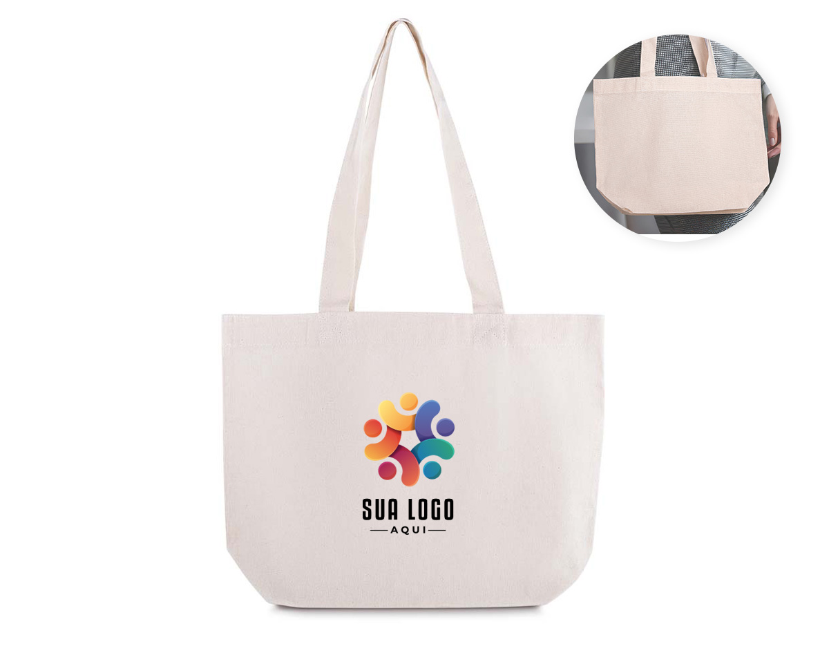 Sacola em algodão cru 120g/m², com base plana que oferece mais espaço e praticidade para transportar objetos. Leve, resistente e sustentável, é ideal para uso no dia a dia, compras, feiras e eventos. Excelente opção de brinde ecológico, com ampla área para personalização e divulgação da sua marca.