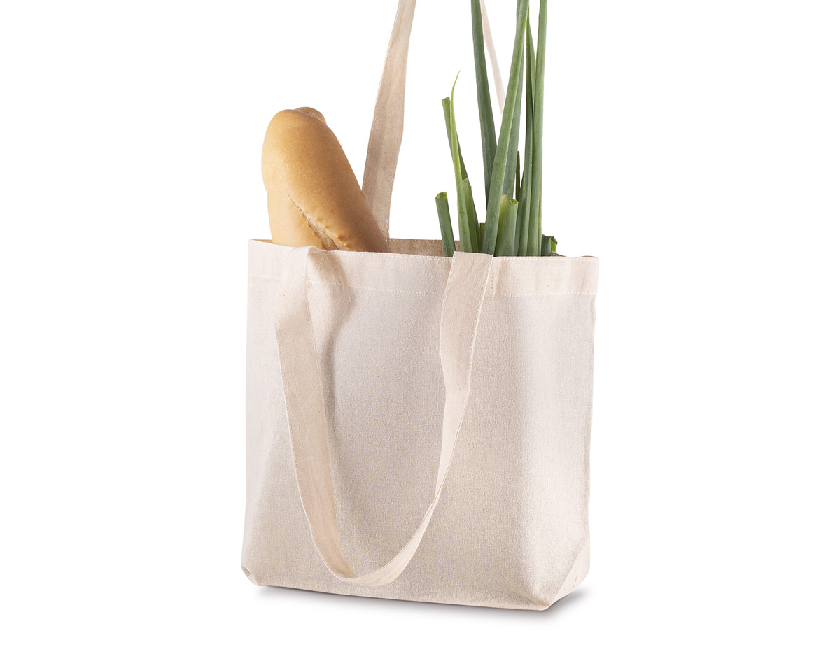 Sacola em algodão cru 120g/m², com base plana que oferece mais espaço e praticidade para transportar objetos. Leve, resistente e sustentável, é ideal para uso no dia a dia, compras, feiras e eventos. Excelente opção de brinde ecológico, com ampla área para personalização e divulgação da sua marca.
