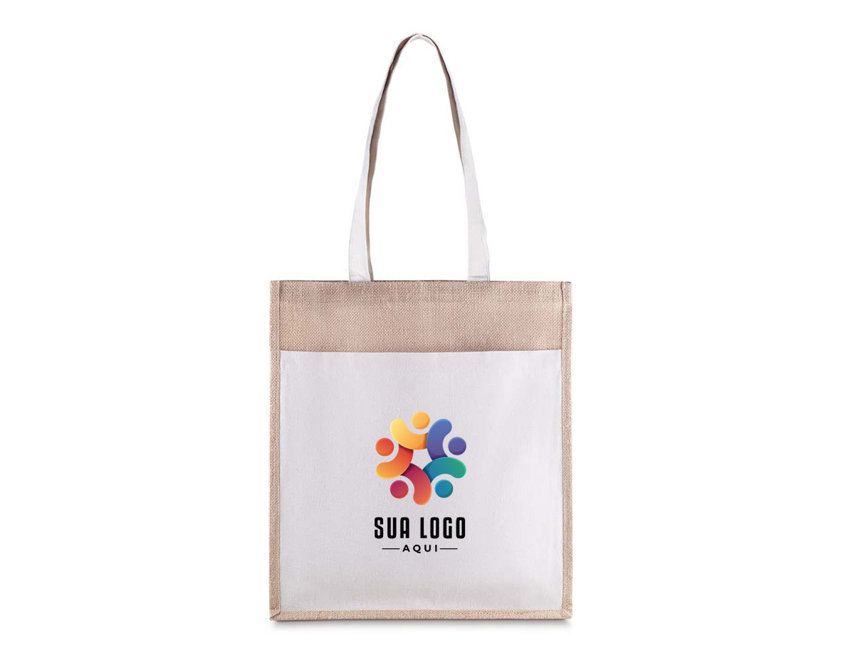 Sacola ecológica em juta 360g/m² com bolso frontal e alças em algodão cru. Base reforçada e acabamento rústico para brindes sustentáveis e versáteis.