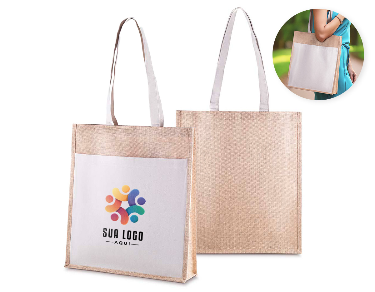 Sacola ecológica em juta 360g/m² com bolso frontal e alças em algodão cru. Base reforçada e acabamento rústico para brindes sustentáveis e versáteis.