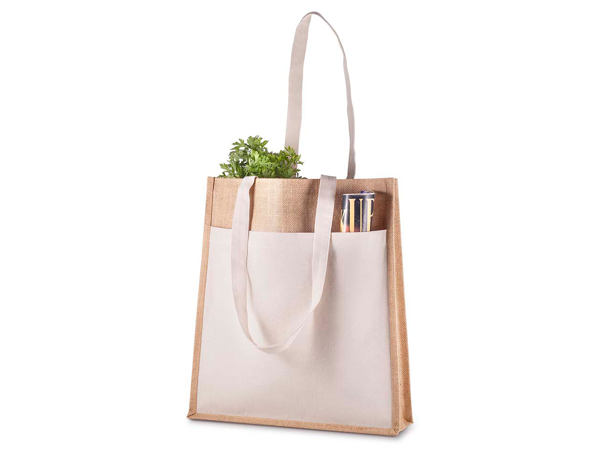 Sacola ecológica em juta 360g/m² com bolso frontal e alças em algodão cru. Base reforçada e acabamento rústico para brindes sustentáveis e versáteis.