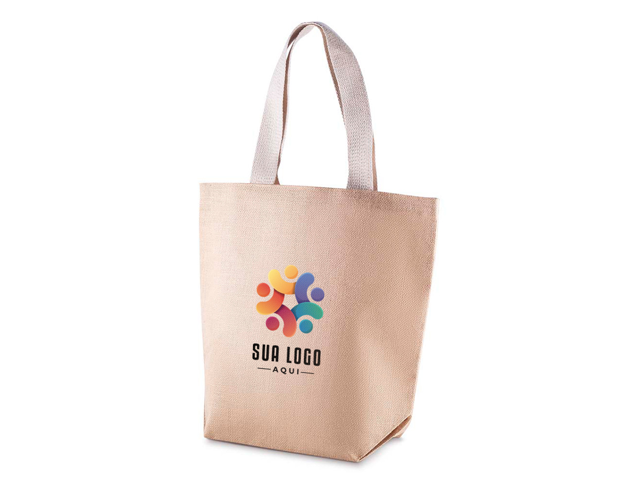 Sacola ecológica confeccionada em juta 360g/m², com alças resistentes em algodão cru e base plana que proporciona melhor apoio e estabilidade.