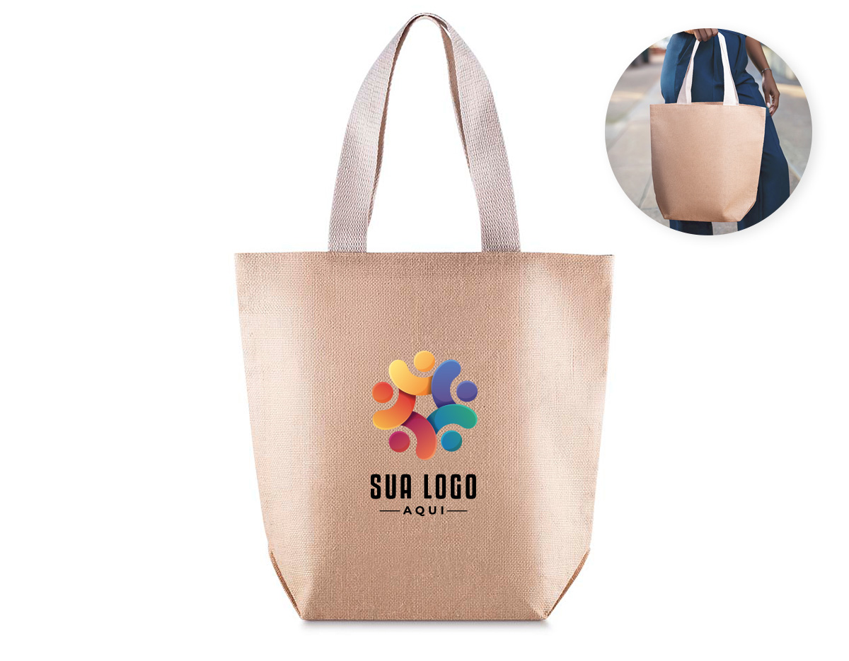 Sacola ecológica confeccionada em juta 360g/m², com alças resistentes em algodão cru e base plana que proporciona melhor apoio e estabilidade.