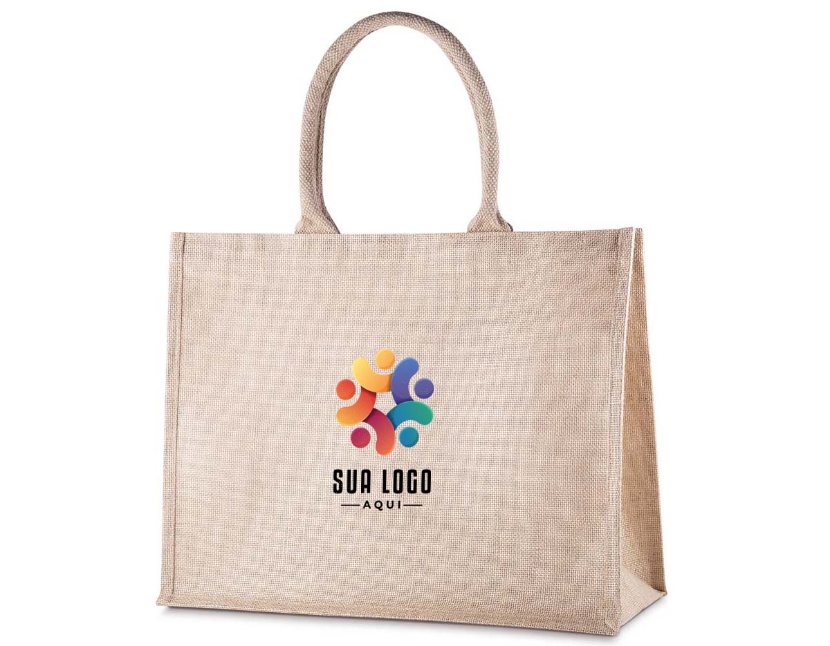 Sacola confeccionada em juta 360g/m², com alças reforçadas de algodão cru e base plana. Ideal para ações promocionais, brindes ecológicos e uso diário com estilo e sustentabilidade.