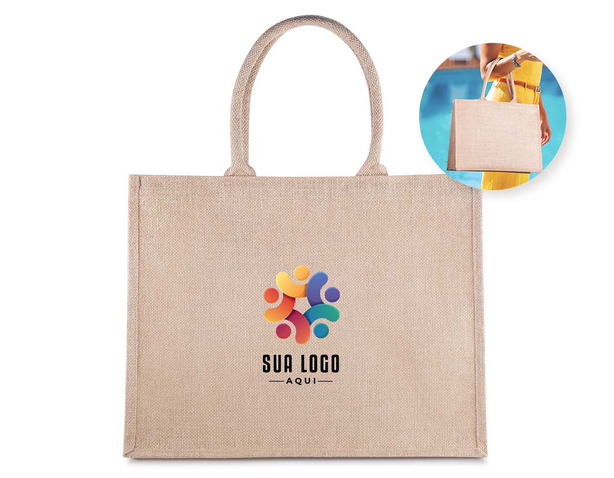 Sacola confeccionada em juta 360g/m², com alças reforçadas de algodão cru e base plana. Ideal para ações promocionais, brindes ecológicos e uso diário com estilo e sustentabilidade.