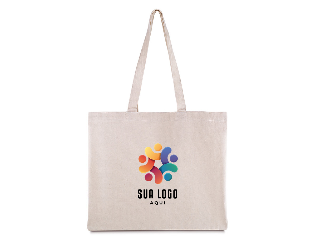 Sacola em algodão cru 200g/m², resistente e sustentável, com base plana que proporciona maior capacidade e praticidade no transporte. Ideal para compras, eventos, feiras e ações promocionais. Possui ampla área para personalização, sendo uma opção ecológica que valoriza sua marca e promove o consumo consciente.