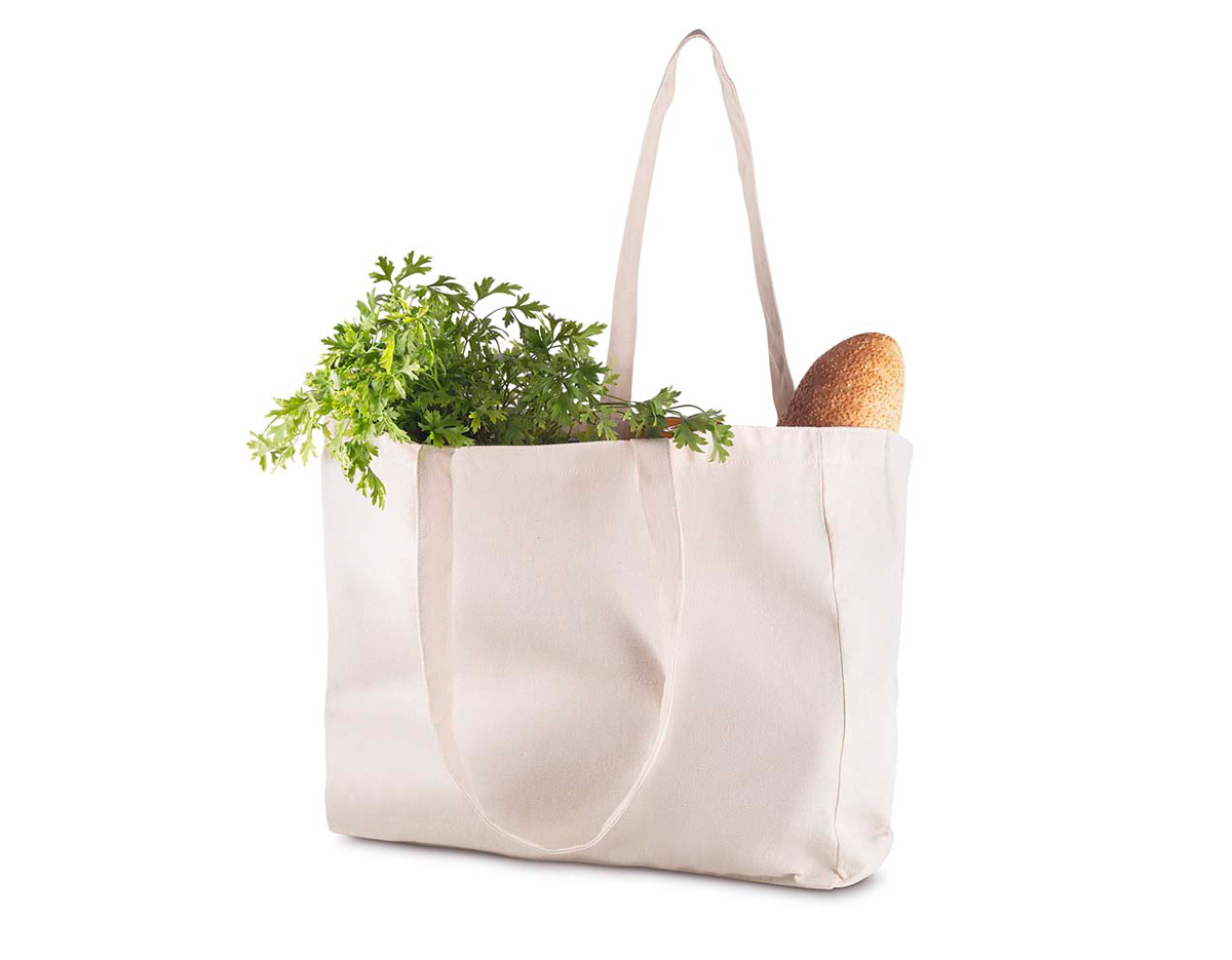 Sacola em algodão cru 200g/m², resistente e sustentável, com base plana que proporciona maior capacidade e praticidade no transporte. Ideal para compras, eventos, feiras e ações promocionais. Possui ampla área para personalização, sendo uma opção ecológica que valoriza sua marca e promove o consumo consciente.