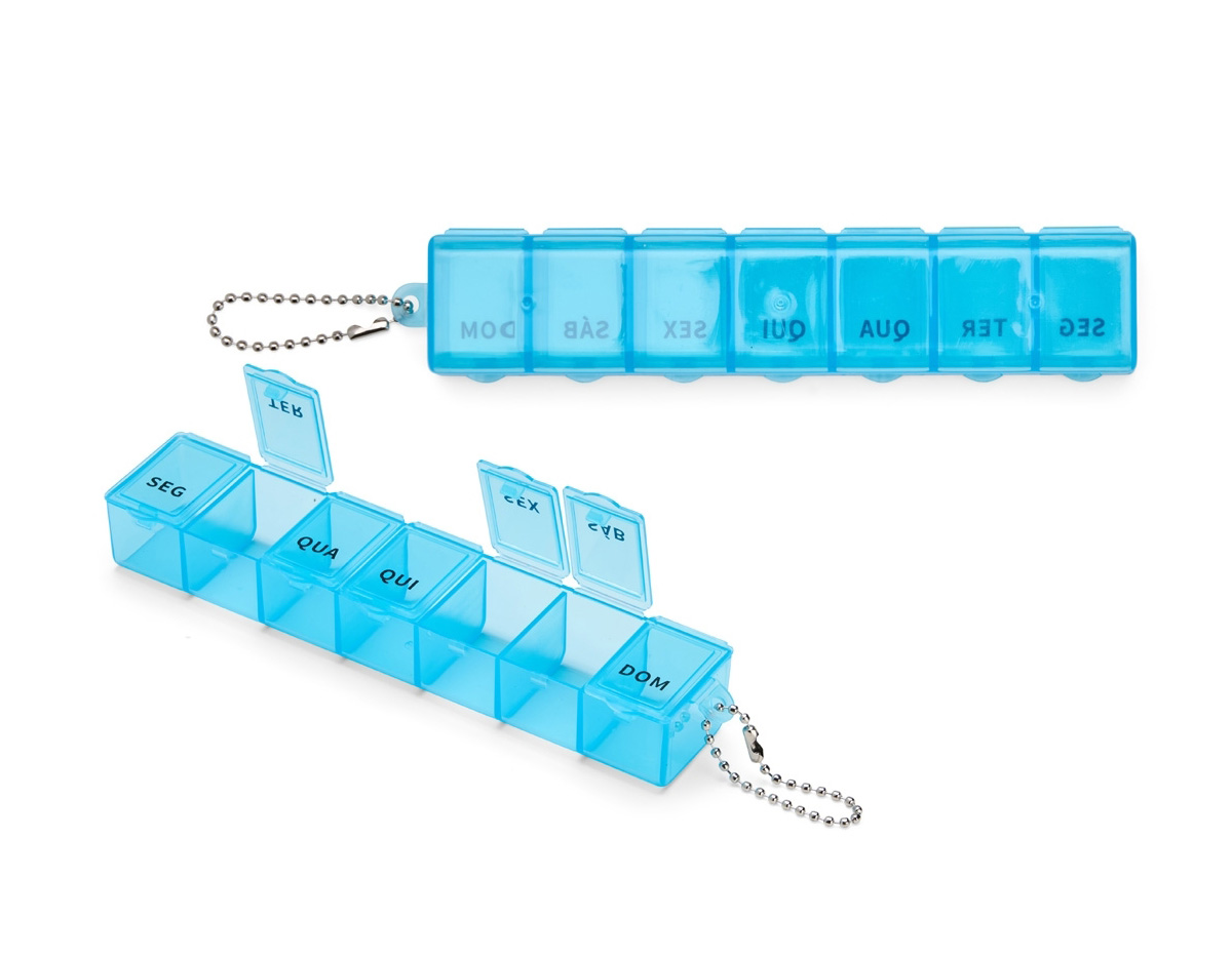 Este porta comprimidos ideal para ajudar a organizar uma rotina de cuidados com a saúde. Feito em plástico, o porta comprimidos contém sete divisórias com capacidade de até 10 ml. cada compartimento é marcada com o nome de um dia da semana abreviado, tudo para facilitar a separação precisa de medicamentos para uso de forma contínua. Além disso, acompanha uma corrente de bolinhas para encaixar no porta comprimidos e pendurá-lo em um chaveiro ou alça.