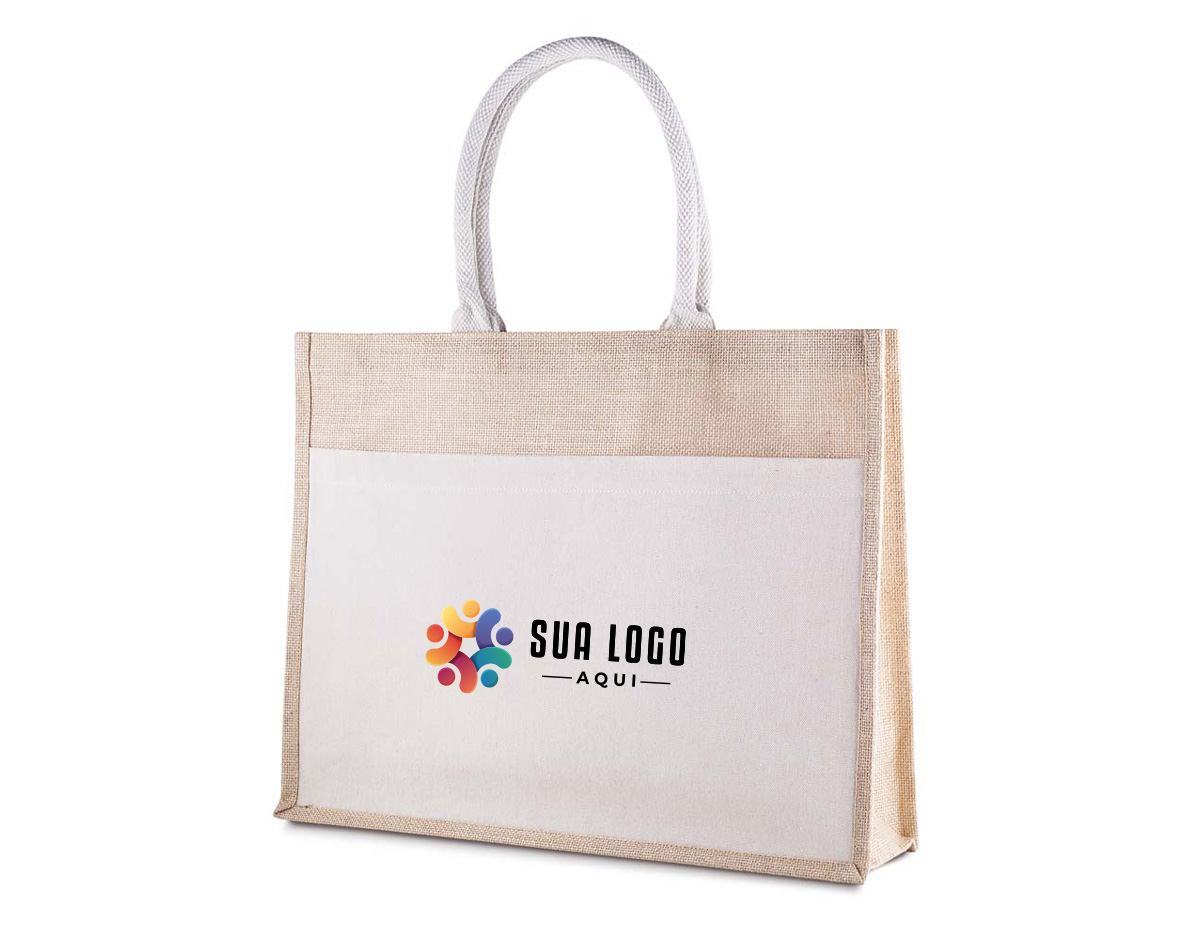 Sacola em juta com bolso frontal em algodão cru 220g/m², que combina resistência e estilo rústico. Possui alças reforçadas em algodão cru e base plana, oferecendo maior estabilidade e capacidade. Ideal para compras, eventos e brindes sustentáveis, com ampla área para personalização e destaque para sua marca.