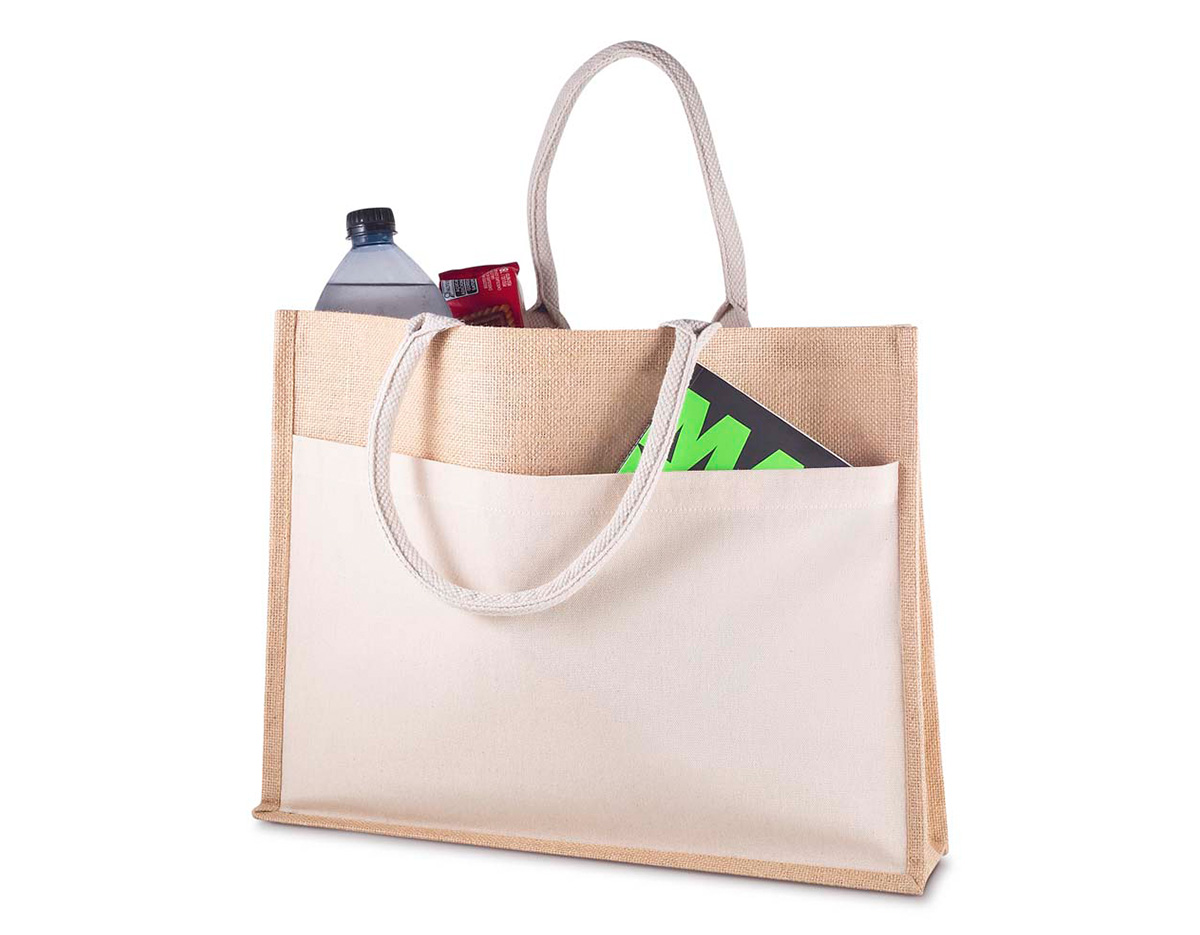 Sacola em juta com bolso frontal em algodão cru 220g/m², que combina resistência e estilo rústico. Possui alças reforçadas em algodão cru e base plana, oferecendo maior estabilidade e capacidade. Ideal para compras, eventos e brindes sustentáveis, com ampla área para personalização e destaque para sua marca.