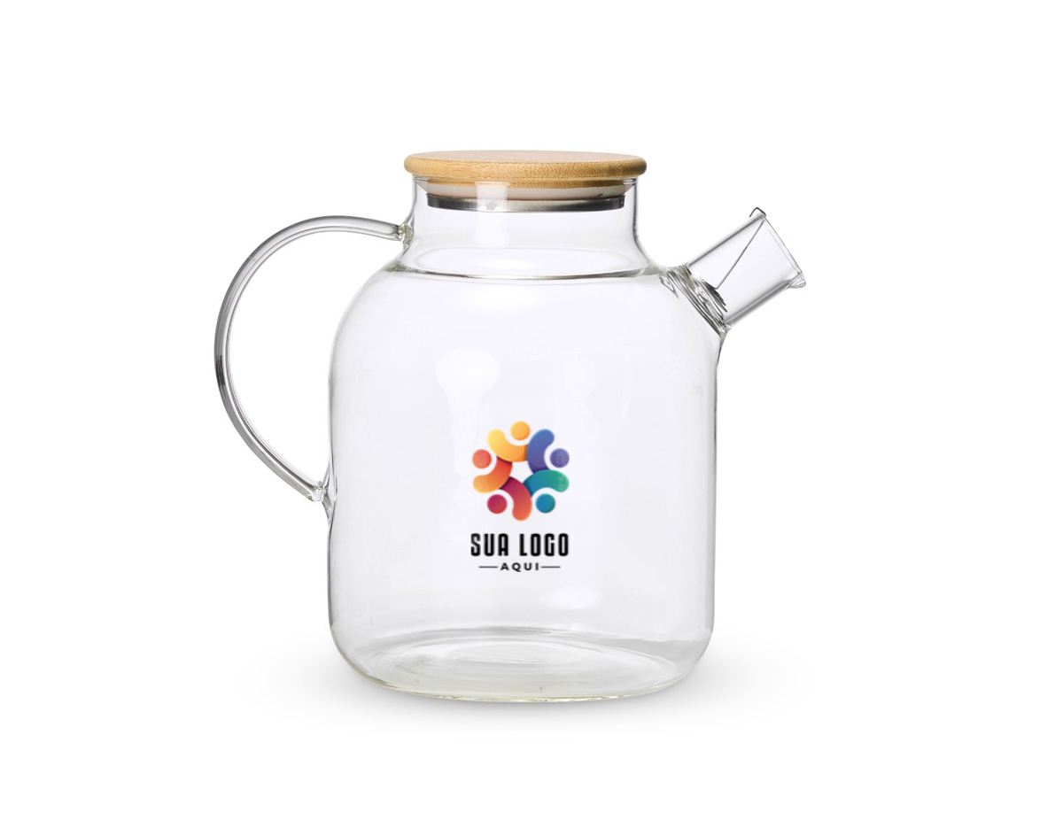 Uma chaleira de estilo clássico inconfundível e feita para transformar a hora do chá em uma experiência ainda mais agradável. Feita em vidro borossilicato e com capacidade máxima de 1,8 litros, esta chaleira suporta variações de temperatura, pode ser levada a fogo baixo, é fácil de limpar e não retém odores, sabores ou manchas, assegurando infusões livres de possíveis alterações provocadas pelo recipiente de preparo. Sua tampa em bambu contém vedação em vidro para ajudar a conservar a temperatura quente dos líquidos por mais tempo. Além disso, a chaleira também acompanha filtro para bico em alumínio.