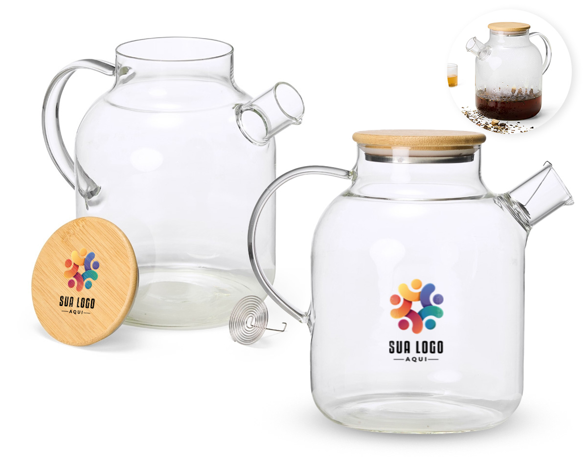Uma chaleira de estilo clássico inconfundível e feita para transformar a hora do chá em uma experiência ainda mais agradável. Feita em vidro borossilicato e com capacidade máxima de 1,8 litros, esta chaleira suporta variações de temperatura, pode ser levada a fogo baixo, é fácil de limpar e não retém odores, sabores ou manchas, assegurando infusões livres de possíveis alterações provocadas pelo recipiente de preparo. Sua tampa em bambu contém vedação em vidro para ajudar a conservar a temperatura quente dos líquidos por mais tempo. Além disso, a chaleira também acompanha filtro para bico em alumínio.