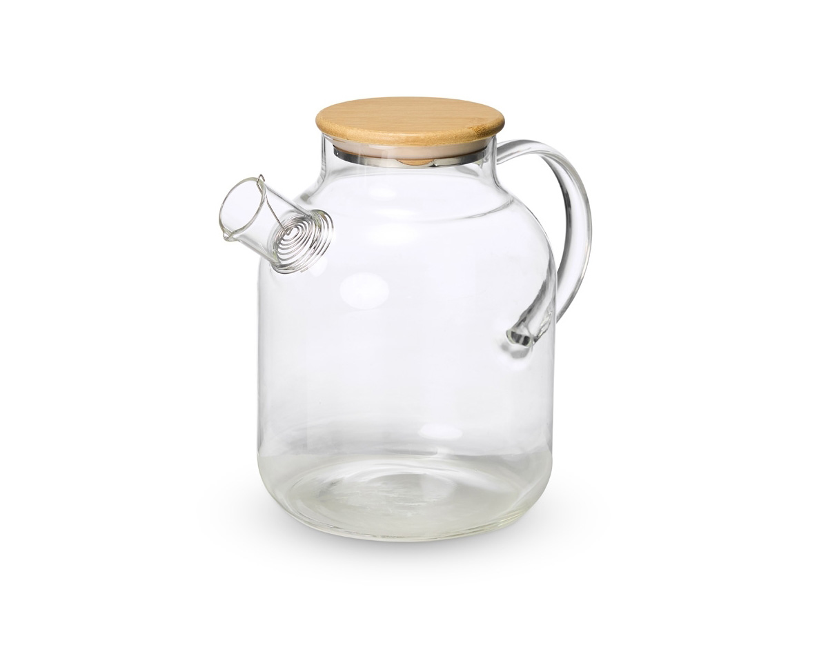 Uma chaleira de estilo clássico inconfundível e feita para transformar a hora do chá em uma experiência ainda mais agradável. Feita em vidro borossilicato e com capacidade máxima de 1,8 litros, esta chaleira suporta variações de temperatura, pode ser levada a fogo baixo, é fácil de limpar e não retém odores, sabores ou manchas, assegurando infusões livres de possíveis alterações provocadas pelo recipiente de preparo. Sua tampa em bambu contém vedação em vidro para ajudar a conservar a temperatura quente dos líquidos por mais tempo. Além disso, a chaleira também acompanha filtro para bico em alumínio.