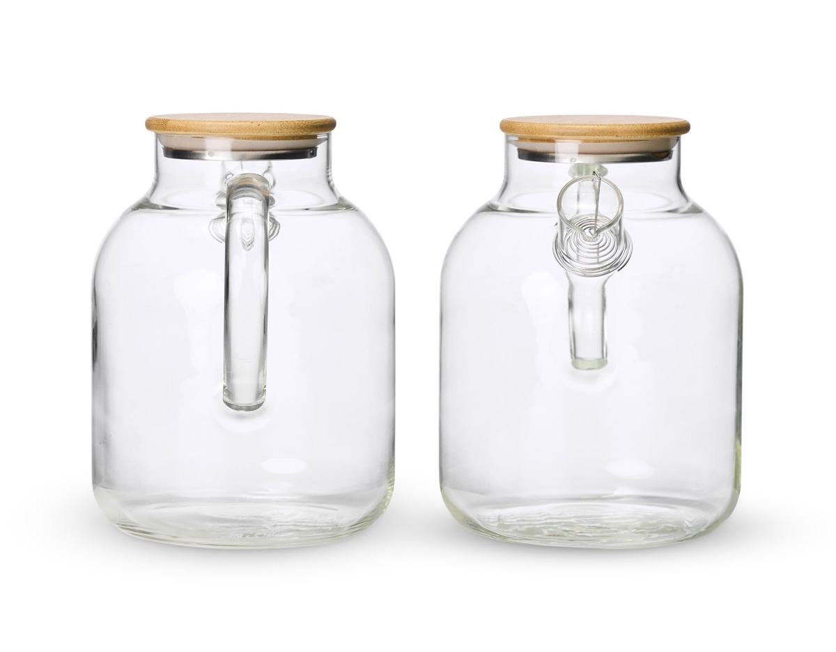 Uma chaleira de estilo clássico inconfundível e feita para transformar a hora do chá em uma experiência ainda mais agradável. Feita em vidro borossilicato e com capacidade máxima de 1,8 litros, esta chaleira suporta variações de temperatura, pode ser levada a fogo baixo, é fácil de limpar e não retém odores, sabores ou manchas, assegurando infusões livres de possíveis alterações provocadas pelo recipiente de preparo. Sua tampa em bambu contém vedação em vidro para ajudar a conservar a temperatura quente dos líquidos por mais tempo. Além disso, a chaleira também acompanha filtro para bico em alumínio.