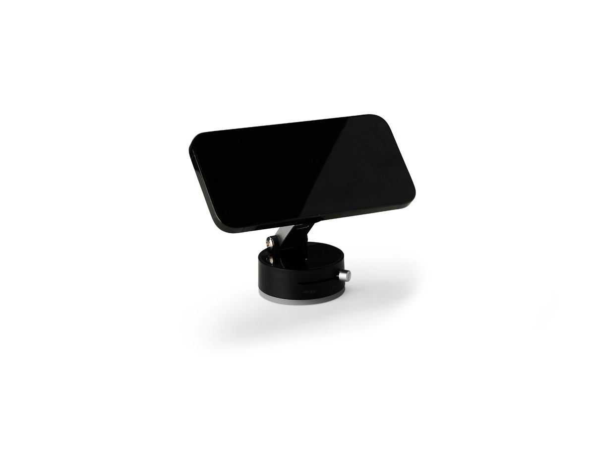 Um suporte compacto e funcional para acomodar smartphones de maneira simples em superfícies lisas. Feito em plástico, Possuí ajuste em diferentes ângulos de inclinação. Conta com uma ventosa retrátil via chave seletora para fixação do suporte em superfícies lisas, ideal para vidros e painéis de carros, mesas e outros ambientes através do adesivo em policarbonato que o acompanha. Apresenta encaixe magnético para posicionar o aparelho na vertical ou horizontal de forma prática aparelhos com suporte às funções magnéticas ou com o auxílio do anel adaptador que pode ser colado na parte interna de capas de celulares.