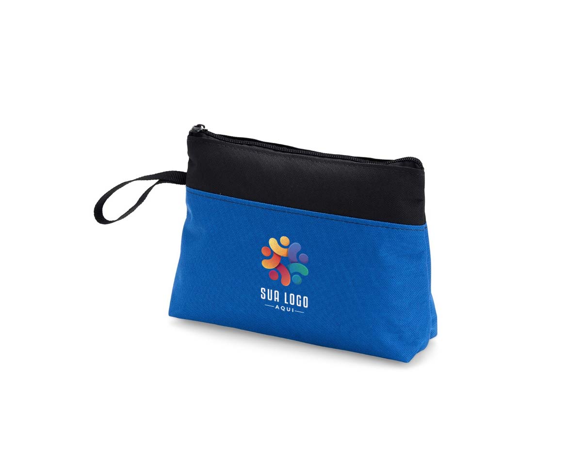 Um nécessaire do tamanho ideal para manter todas as coisas mais essenciais do cotidiano organizadas em um só lugar. Feito em nylon resistente à água e com fechamento em zíper, é uma ótima e segura opção para guardar e transportar diversos itens, incluindo maquiagens, produtos para cuidados pessoais e acessórios. Seu design enxuto deixa ainda mais fácil de organizar o nécessaire dentro de mochilas, malas e bolsas maiores para viagens curtas ou longas. Além disso, conta com uma alça de mão também em nylon para dar mais versatilidade para carregá-lo.