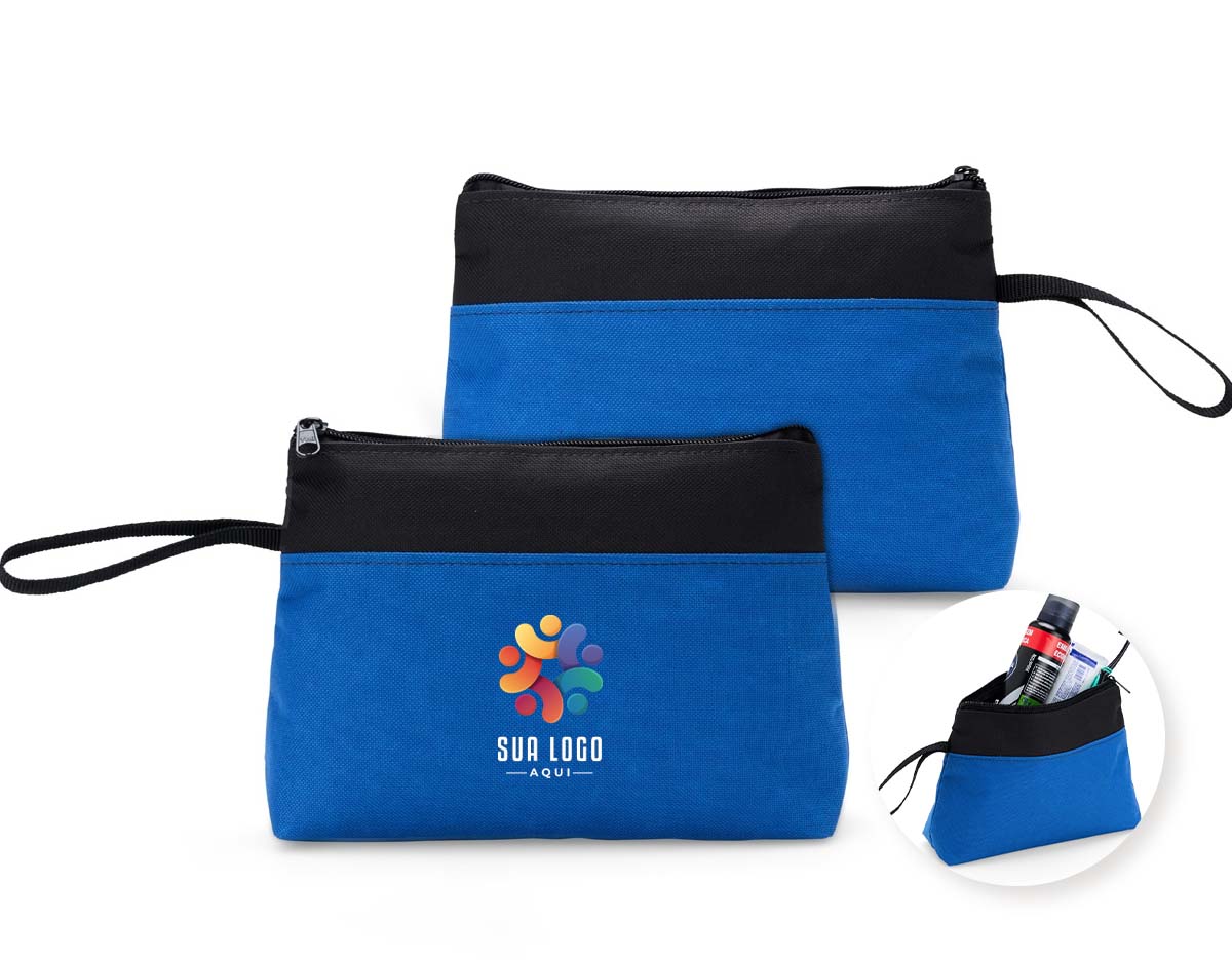 Um nécessaire do tamanho ideal para manter todas as coisas mais essenciais do cotidiano organizadas em um só lugar. Feito em nylon resistente à água e com fechamento em zíper, é uma ótima e segura opção para guardar e transportar diversos itens, incluindo maquiagens, produtos para cuidados pessoais e acessórios. Seu design enxuto deixa ainda mais fácil de organizar o nécessaire dentro de mochilas, malas e bolsas maiores para viagens curtas ou longas. Além disso, conta com uma alça de mão também em nylon para dar mais versatilidade para carregá-lo.