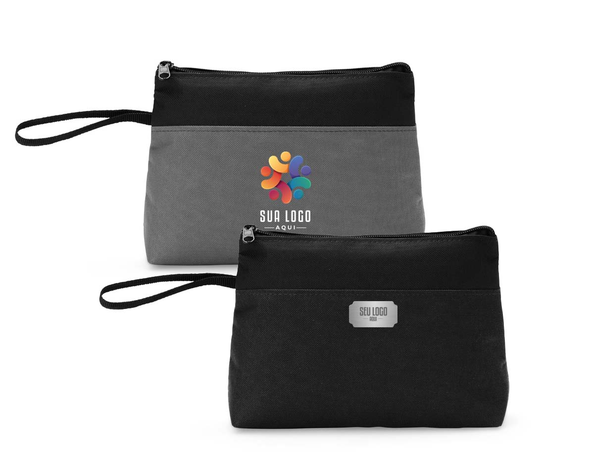 Um nécessaire do tamanho ideal para manter todas as coisas mais essenciais do cotidiano organizadas em um só lugar. Feito em nylon resistente à água e com fechamento em zíper, é uma ótima e segura opção para guardar e transportar diversos itens, incluindo maquiagens, produtos para cuidados pessoais e acessórios. Seu design enxuto deixa ainda mais fácil de organizar o nécessaire dentro de mochilas, malas e bolsas maiores para viagens curtas ou longas. Além disso, conta com uma alça de mão também em nylon para dar mais versatilidade para carregá-lo.