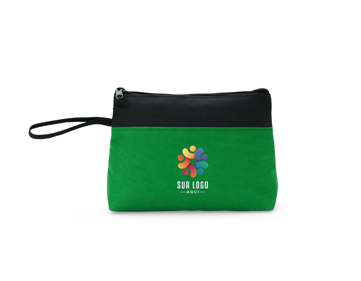 Um nécessaire do tamanho ideal para manter todas as coisas mais essenciais do cotidiano organizadas em um só lugar. Feito em nylon resistente à água e com fechamento em zíper, é uma ótima e segura opção para guardar e transportar diversos itens, incluindo maquiagens, produtos para cuidados pessoais e acessórios. Seu design enxuto deixa ainda mais fácil de organizar o nécessaire dentro de mochilas, malas e bolsas maiores para viagens curtas ou longas. Além disso, conta com uma alça de mão também em nylon para dar mais versatilidade para carregá-lo.