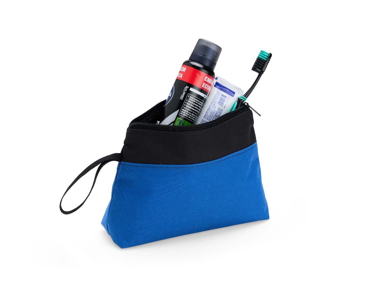 Um nécessaire do tamanho ideal para manter todas as coisas mais essenciais do cotidiano organizadas em um só lugar. Feito em nylon resistente à água e com fechamento em zíper, é uma ótima e segura opção para guardar e transportar diversos itens, incluindo maquiagens, produtos para cuidados pessoais e acessórios. Seu design enxuto deixa ainda mais fácil de organizar o nécessaire dentro de mochilas, malas e bolsas maiores para viagens curtas ou longas. Além disso, conta com uma alça de mão também em nylon para dar mais versatilidade para carregá-lo.
