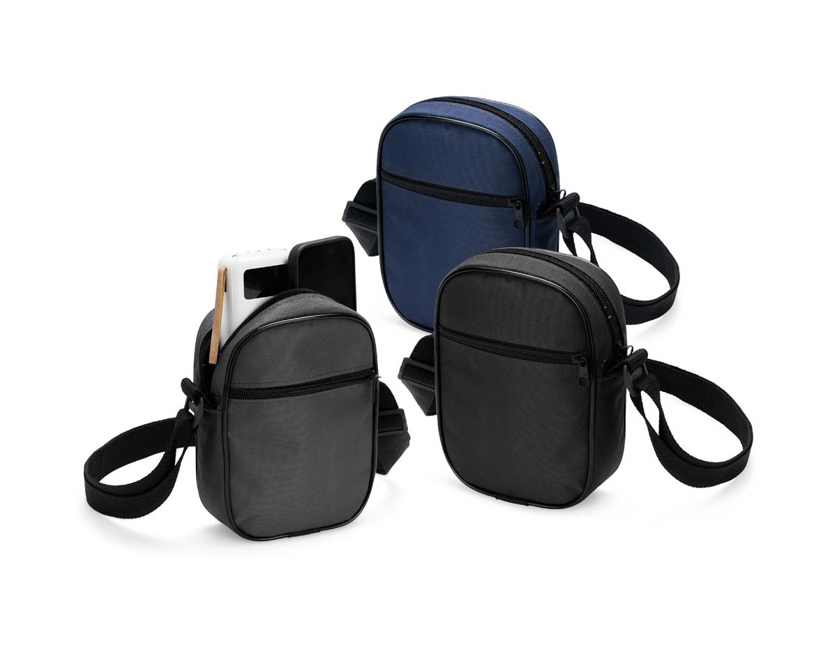 Bolsa de ombro em poliéster resistente à água, com alça de nylon ajustável. Possui compartimento principal com zíper, ideal para itens como carteira, maquiagem e celular. Conta ainda com dois bolsos externos, um aberto e outro com zíper, que facilitam a organização e o transporte dos objetos.