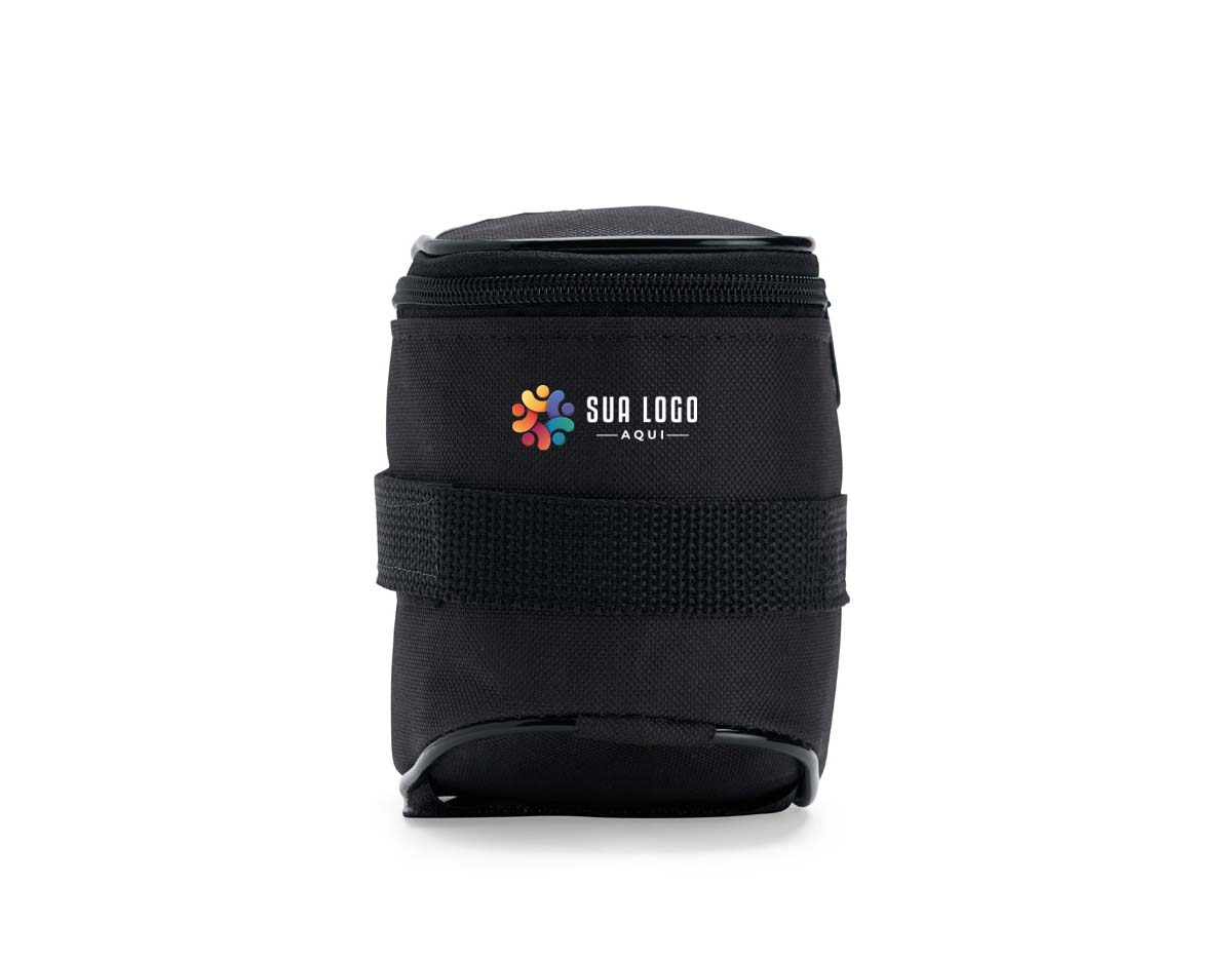 Bolsa de selim compacta, feita em Oxford impermeável, com compartimento único e zíper, ideal para pequenos objetos. Possui tira refletiva para maior visibilidade no trânsito e alças de nylon com velcro, que garantem ajuste fácil e seguro abaixo do selim da bicicleta.