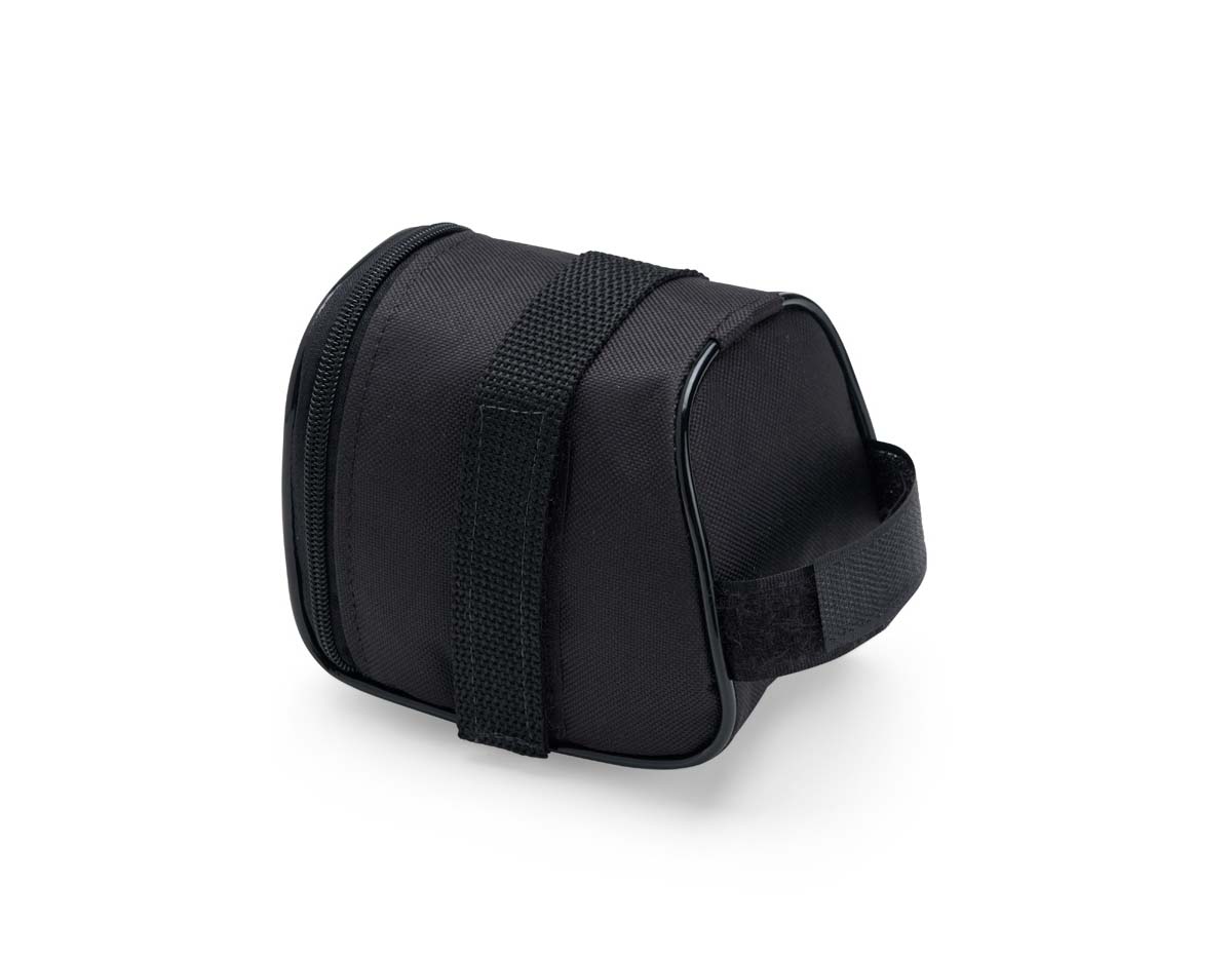 Bolsa de selim compacta, feita em Oxford impermeável, com compartimento único e zíper, ideal para pequenos objetos. Possui tira refletiva para maior visibilidade no trânsito e alças de nylon com velcro, que garantem ajuste fácil e seguro abaixo do selim da bicicleta.