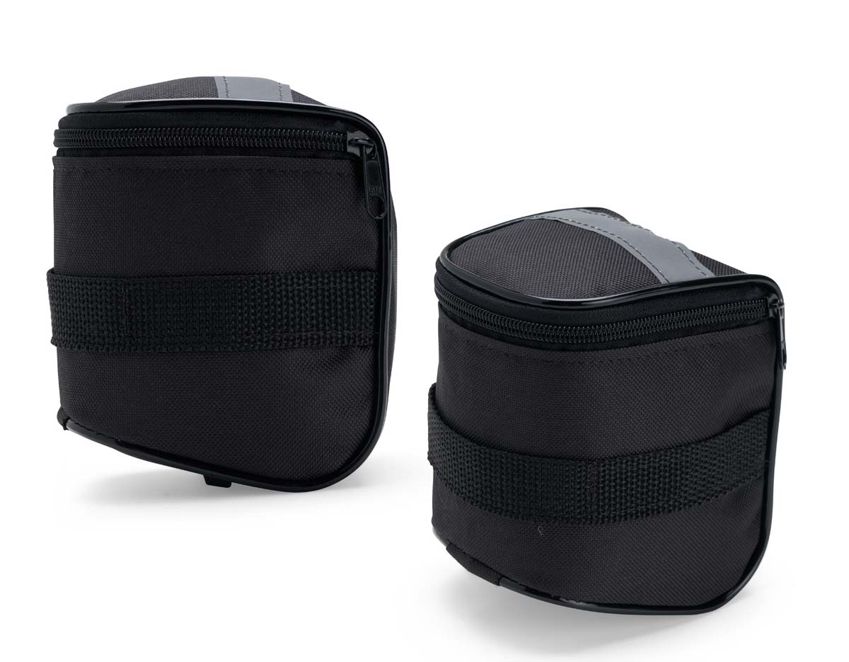 Bolsa de selim compacta, feita em Oxford impermeável, com compartimento único e zíper, ideal para pequenos objetos. Possui tira refletiva para maior visibilidade no trânsito e alças de nylon com velcro, que garantem ajuste fácil e seguro abaixo do selim da bicicleta.