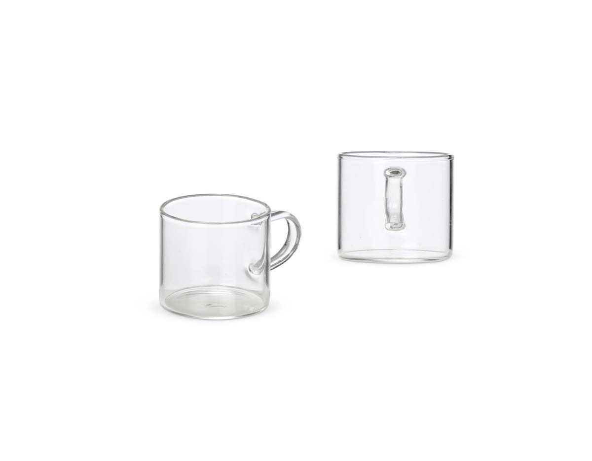 Um kit com seis xícaras em estilo clássico para servir uma bebida quente de um jeito especial. Com capacidade máxima de 100ml, cada uma delas é feita em vidro borossilicato, matéria-prima conhecida por sua durabilidade e resistência, o que as transformam em opções excelentes para tomar aquela dose de café ou chá a qualquer hora do dia.