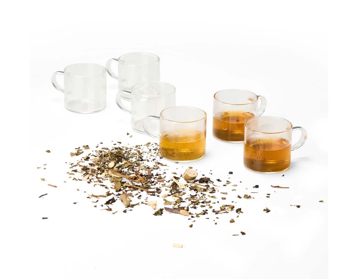 Um kit com seis xícaras em estilo clássico para servir uma bebida quente de um jeito especial. Com capacidade máxima de 100ml, cada uma delas é feita em vidro borossilicato, matéria-prima conhecida por sua durabilidade e resistência, o que as transformam em opções excelentes para tomar aquela dose de café ou chá a qualquer hora do dia.