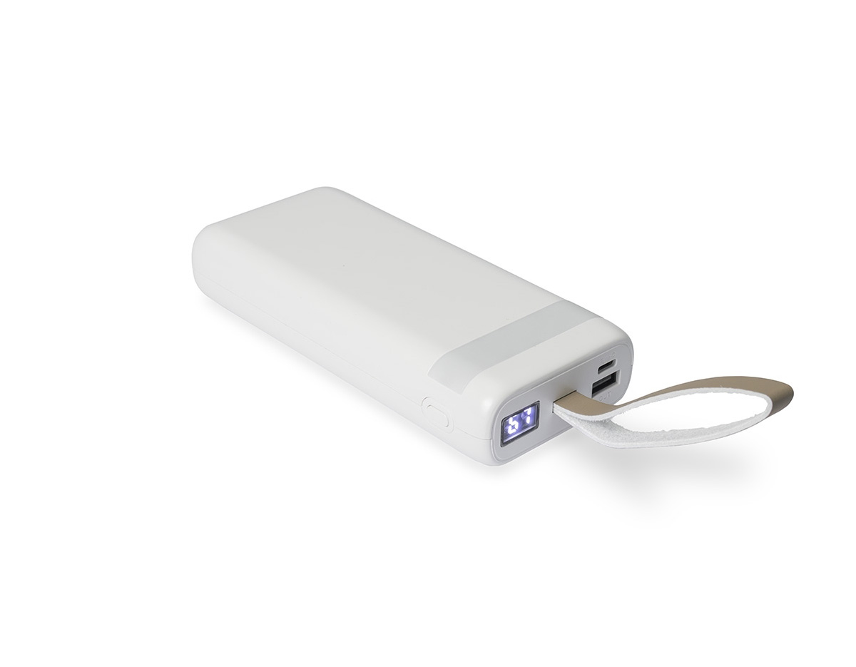 Carregador portátil em plástico com capacidade de 20.000mAh. Possui quatro cabos integrados com saídas Lightning, USB-C, Micro-USB e USB, duas entradas (USB-A e USB-C), painel de LED numérico, lanterna frontal e alça em couro sintético. Acompanha cabo USB-C para recarga.