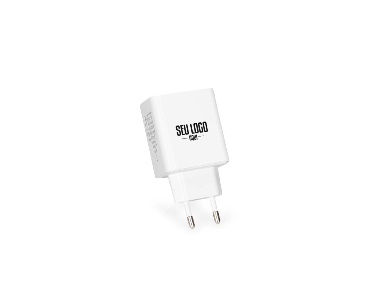Carregador compacto em plástico com quatro portas USB, sendo duas USB-A com tecnologia de carregamento rápido QC 3.0 e duas USB-C. Permite recarregar até quatro dispositivos compatíveis ao mesmo tempo. Design prático, ideal para uso simultâneo. Não acompanha cabo USB