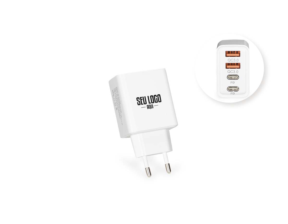 Carregador compacto em plástico com quatro portas USB, sendo duas USB-A com tecnologia de carregamento rápido QC 3.0 e duas USB-C. Permite recarregar até quatro dispositivos compatíveis ao mesmo tempo. Design prático, ideal para uso simultâneo. Não acompanha cabo USB