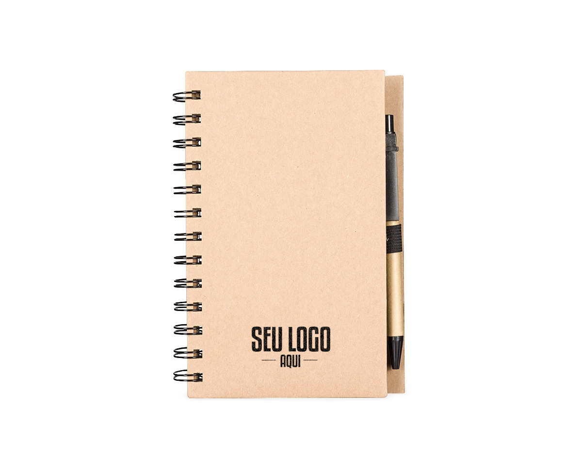Um caderno de capa dura em papelão com porta-canetas elástico, encadernação Wire-O e dois bolsos interiores. Contém aproximadamente 70 folhas brancas com pauta além de um bloco com cerca de 20 folhas amarelas autoadesivas. Inclui também seis blocos de marcadores de página coloridos autoadesivos com cerca de 20 unidades cada. Acompanha uma caneta esferográfica com carga azul de 1.0mm com acionamento por clique, corpo em papelão e demais componentes feitos em plástico.