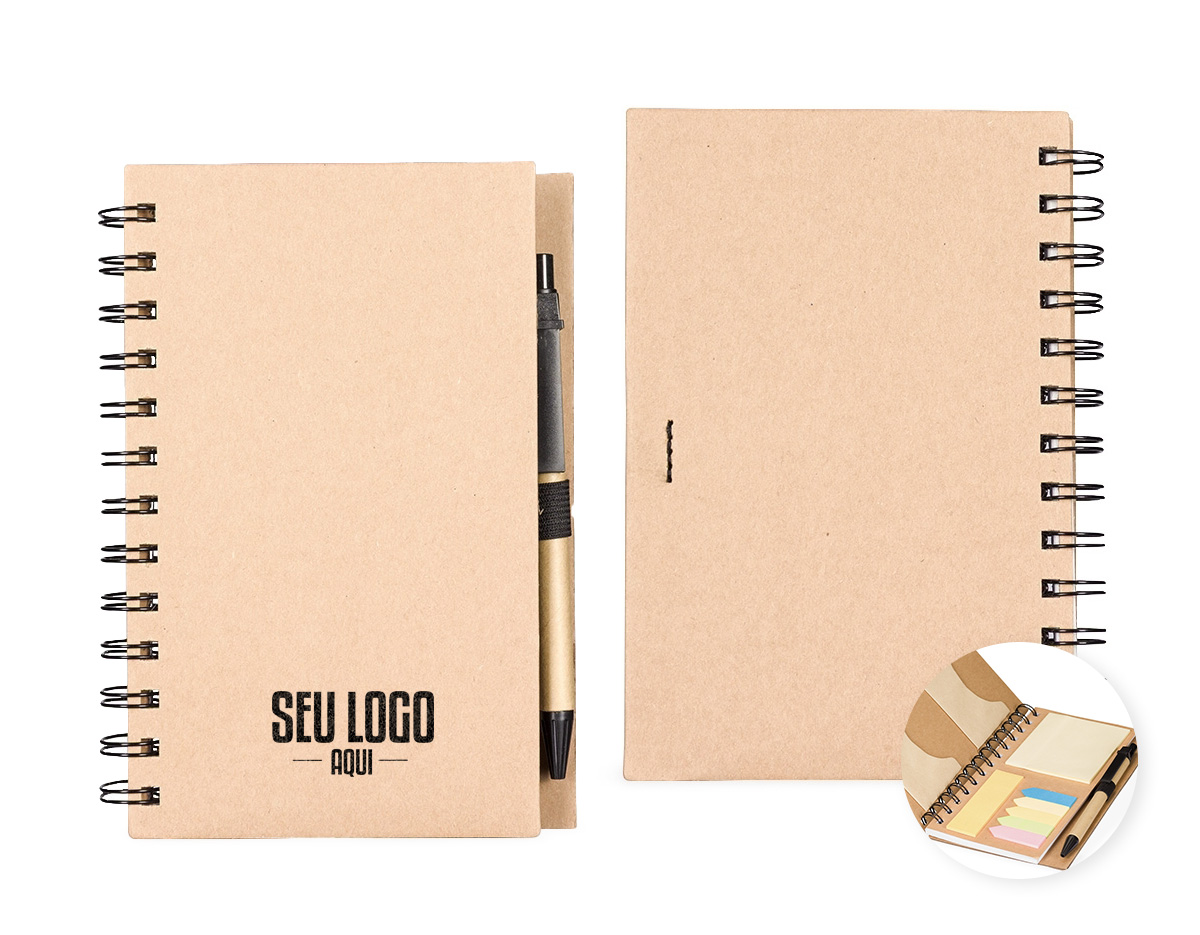 Um caderno de capa dura em papelão com porta-canetas elástico, encadernação Wire-O e dois bolsos interiores. Contém aproximadamente 70 folhas brancas com pauta além de um bloco com cerca de 20 folhas amarelas autoadesivas. Inclui também seis blocos de marcadores de página coloridos autoadesivos com cerca de 20 unidades cada. Acompanha uma caneta esferográfica com carga azul de 1.0mm com acionamento por clique, corpo em papelão e demais componentes feitos em plástico.