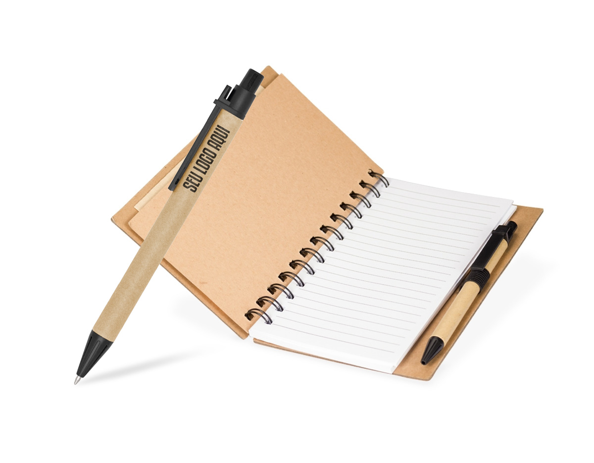 Um caderno de capa dura em papelão com porta-canetas elástico, encadernação Wire-O e dois bolsos interiores. Contém aproximadamente 70 folhas brancas com pauta além de um bloco com cerca de 20 folhas amarelas autoadesivas. Inclui também seis blocos de marcadores de página coloridos autoadesivos com cerca de 20 unidades cada. Acompanha uma caneta esferográfica com carga azul de 1.0mm com acionamento por clique, corpo em papelão e demais componentes feitos em plástico.