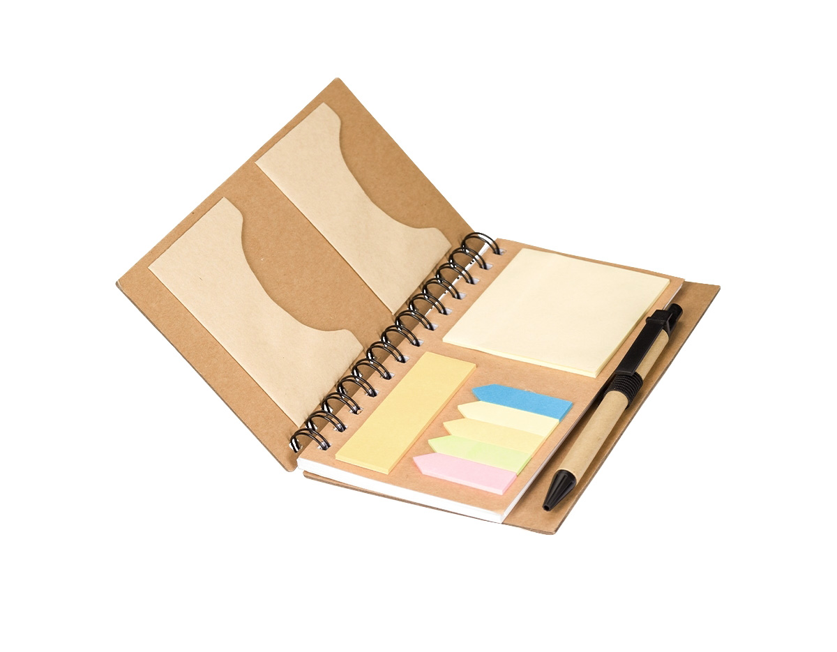 Um caderno de capa dura em papelão com porta-canetas elástico, encadernação Wire-O e dois bolsos interiores. Contém aproximadamente 70 folhas brancas com pauta além de um bloco com cerca de 20 folhas amarelas autoadesivas. Inclui também seis blocos de marcadores de página coloridos autoadesivos com cerca de 20 unidades cada. Acompanha uma caneta esferográfica com carga azul de 1.0mm com acionamento por clique, corpo em papelão e demais componentes feitos em plástico.