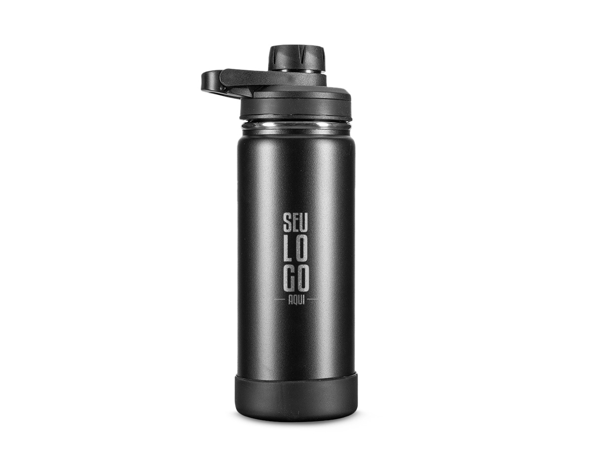 Esta garrafa térmica em inox com capacidade de 550ml permite conservar a temperatura de líquidos por mais tempo graças à sua estrutura de parede dupla e isolamento a vácuo. Sua tampa rosqueável plástica conta com um protetor de bocal e alça fixa. Além disso, acompanha um protetor removível em silicone para a base da garrafa.