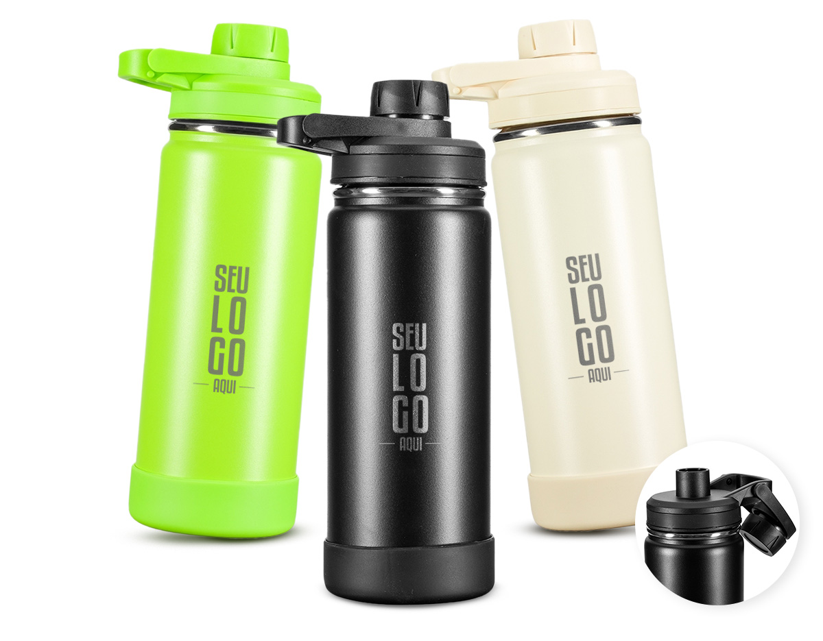 Esta garrafa térmica em inox com capacidade de 550ml permite conservar a temperatura de líquidos por mais tempo graças à sua estrutura de parede dupla e isolamento a vácuo. Sua tampa rosqueável plástica conta com um protetor de bocal e alça fixa. Além disso, acompanha um protetor removível em silicone para a base da garrafa.