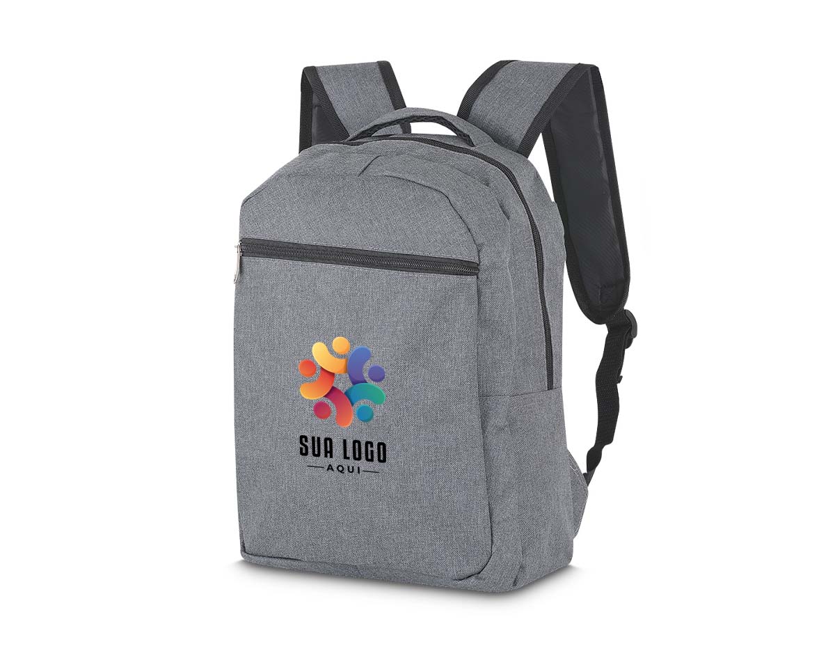 Mochila para notebook confeccionada em tecido poliéster 300D de alta qualidade. Possui compartimento principal com divisória acolchoada para notebook, bolsos frontais com zíper para acessórios, alças ajustáveis e acolchoadas, além de alça de mão reforçada. Ideal para uso diário, trabalho, estudos ou viagens.
