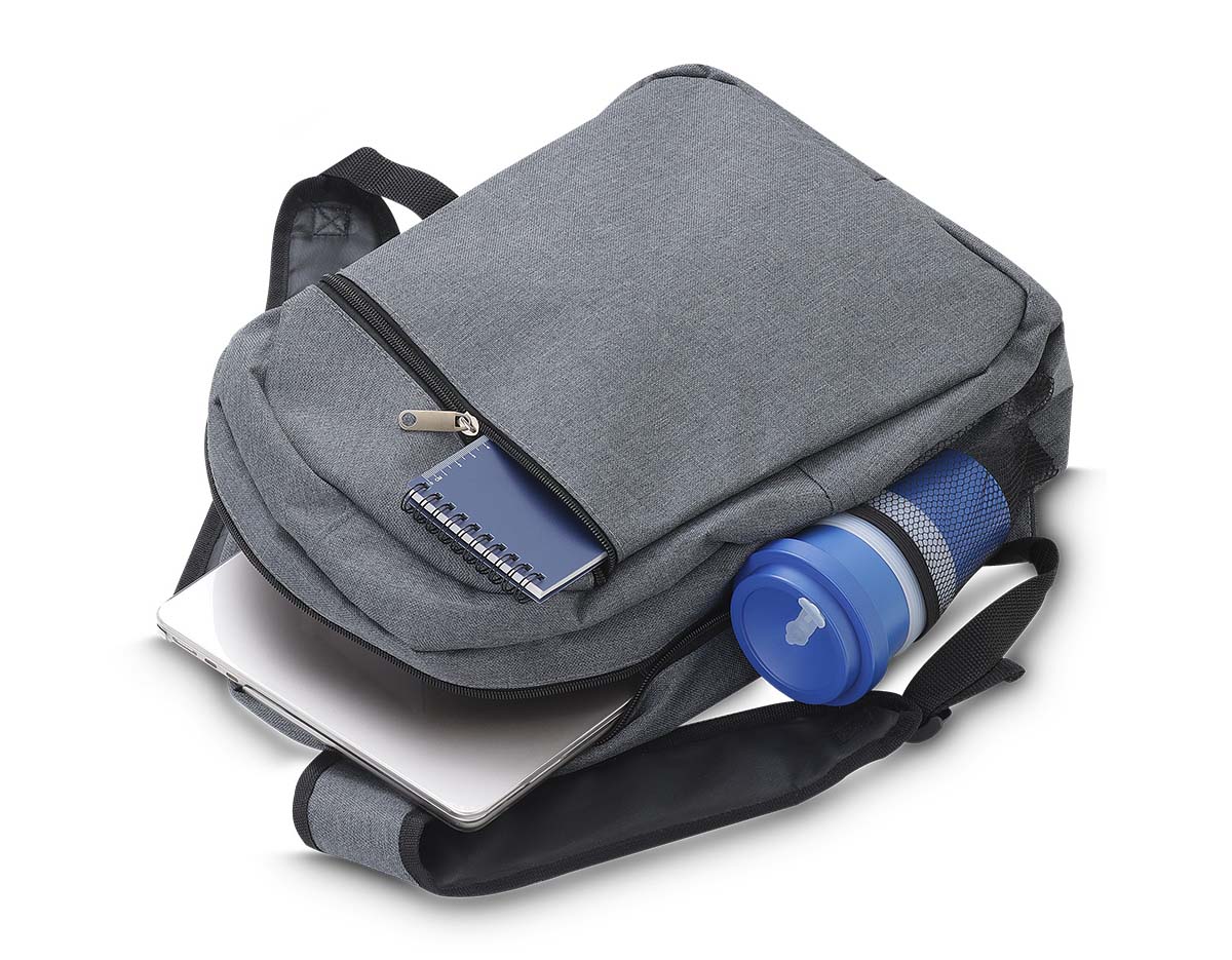 Mochila para notebook confeccionada em tecido poliéster 300D de alta qualidade. Possui compartimento principal com divisória acolchoada para notebook, bolsos frontais com zíper para acessórios, alças ajustáveis e acolchoadas, além de alça de mão reforçada. Ideal para uso diário, trabalho, estudos ou viagens.